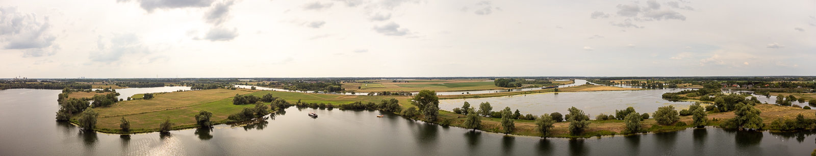 Luchtfoto van de Asseltse plassen met de Koffie-baai en de Maas.